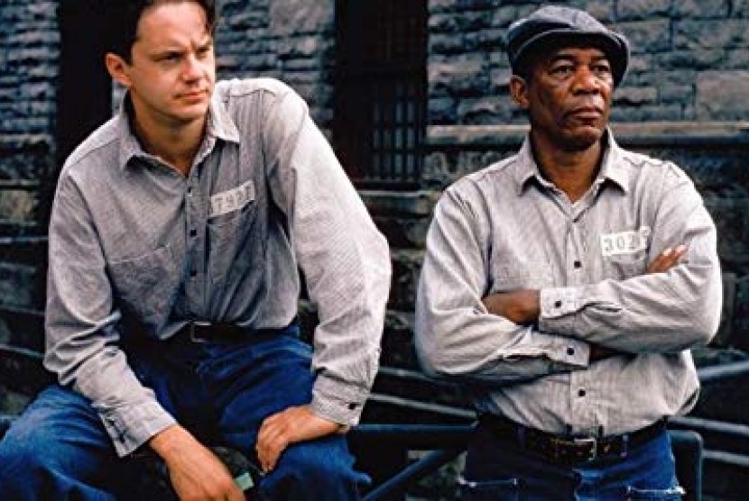 Salah satu adegan Shawshank Redemption yang dibintangi Tim Robbins dan Morgan Freeman (kanan)..