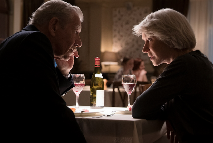 Roy Courtnay (Ian McKellen) dan Betty McLeish (Helen Mirren) dalam salah satu adegan The Good Liar. Film ini akhir ceritanya sulit ditebak.