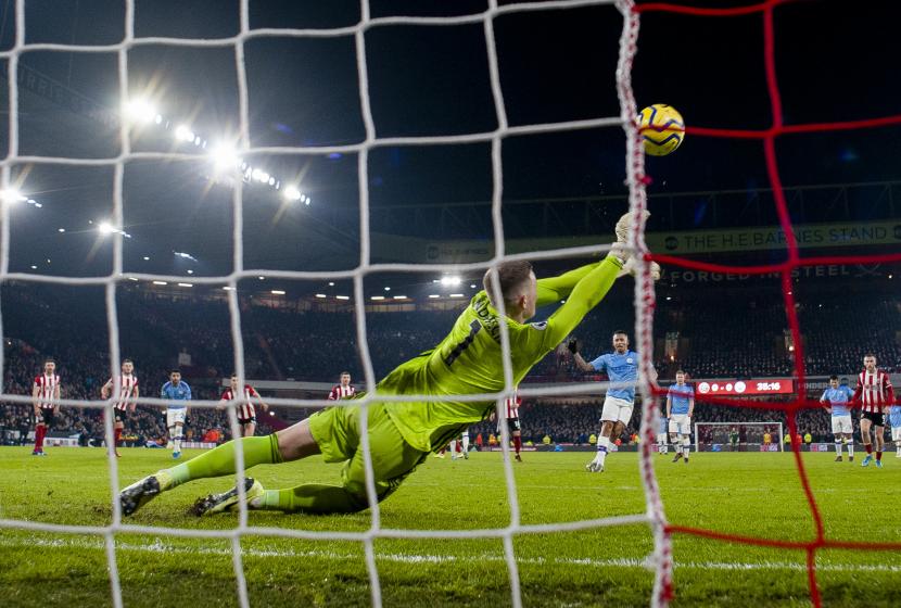Salah satu aksi gemilang Henderson saat menahan penalti striker Manchester City Gabriel Jesus beberapa waktu lalu.