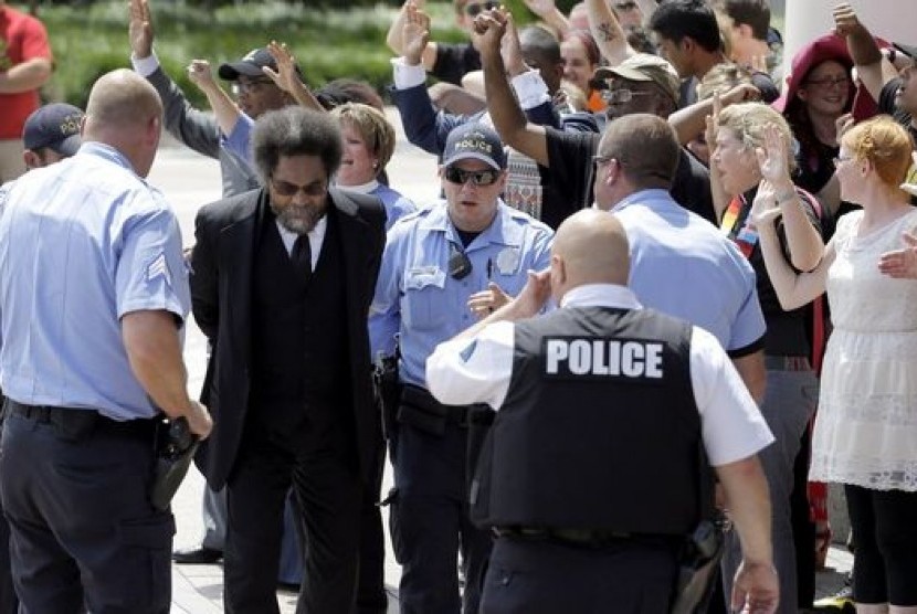 Salah satu aktivis terkemuka Cornel West juga ikut ditahan, Senin (10/8).