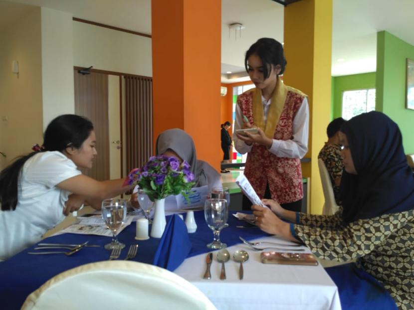 Salah satu aktivitas mahasiswa Prodi Perhotelan UBSI Yogyakarta.