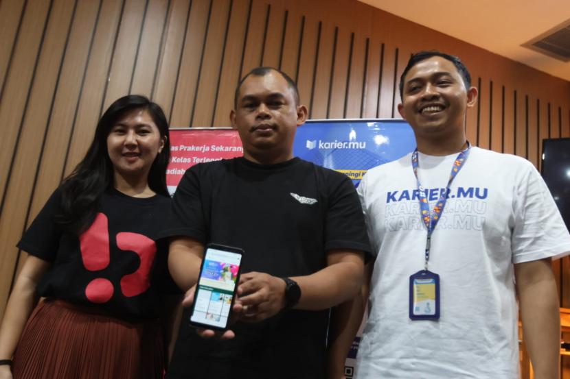 Salah satu alumni Prakerja asal Bandung, Nitto menunjukkan aplikasi Program Kartu Prakerja.