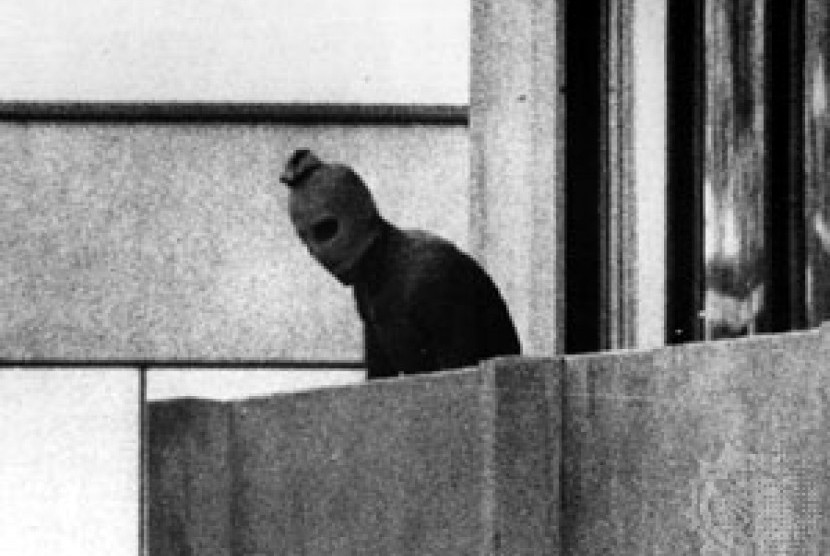 Salah satu anggota Black September saat menyandera atlet Olimpiade Israel di apartemen mereka di Muenchen, Jerman pada 1972.