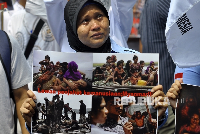 Salah Satu anggota dari Masyarakat Profesional Indonesia bagi Solidaritas Muslim Rohingya menangis saat melakukan aksi unjuk rasa di depan Kedutaan Besar Myanmar, Jl Agus Salim, Jakarta, Sabtu (2/9).