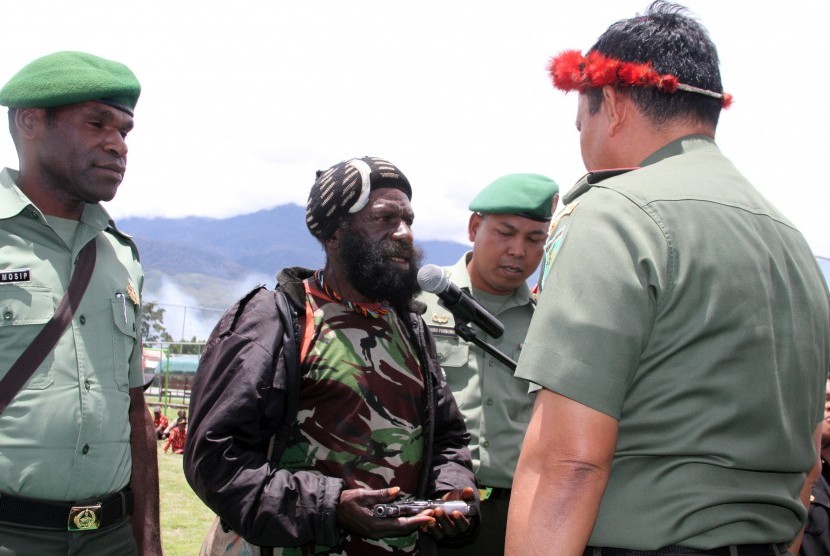 Salah satu anggota Organisasi Papua Merdeka (OPM) Ilipo Morib (dua kiri) dari kelompok Simon Kogoya dari wilayah Ilaga hingga Timika menyerahkan diri disaksikan langsung oleh Pangdam XVII Cenderawasih Mayjen TNI Fransen Siahaan (kanan) di Makodim 1702 Jaya