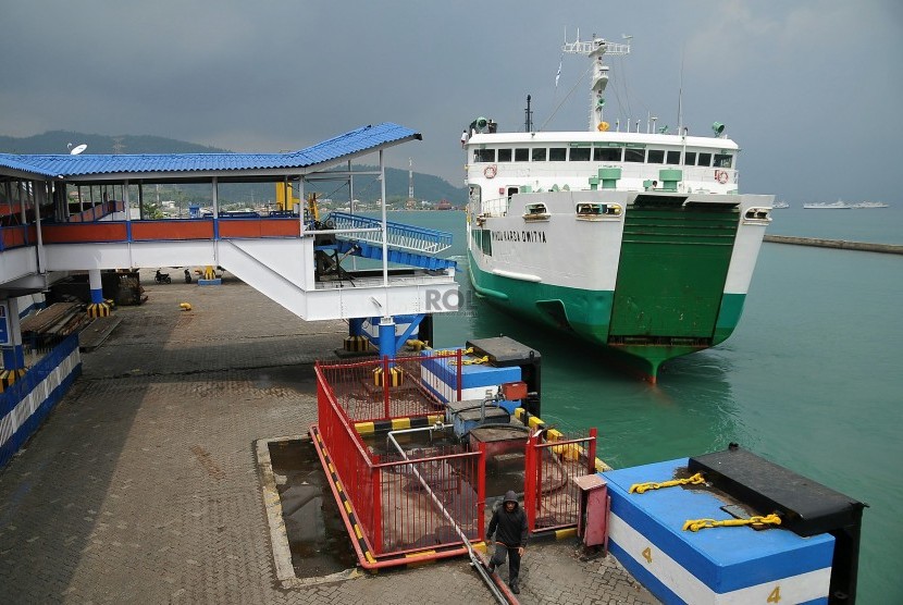 Salah satu armada kapal penyeberangan Ferry bersandar di Pelabuhan Merak, Banten, Minggu (20/7). (Republika/ Prayogi).