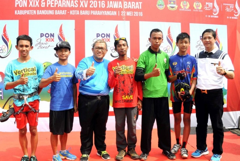 Salah satu atlet ski air andalan Jawa Barat, Maliki Zulkarnain (kedua dari kiri) dan atlet andalan lainnya  berfoto bersama Gubernur Jawa Barat Ahmad Heryawan pada sosiialisasi PON XIX di Venue Ski Air, Kabupaten Bandung Barat, Ahad (22/5) Foto: Humas Pemprov Jabar