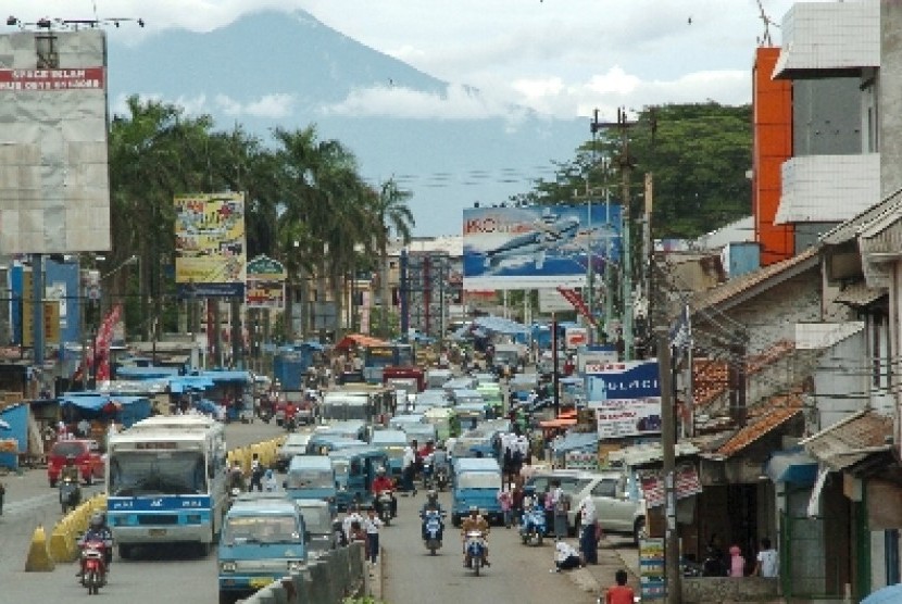Salah satu bagian Jalan Raya Bogor di Cibinong, Jawa Barat, yang saat ini kerap macet