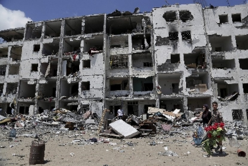 Salah satu bangunan di Jalur Gaza yang porak-poranda dibombardir militer Israel.