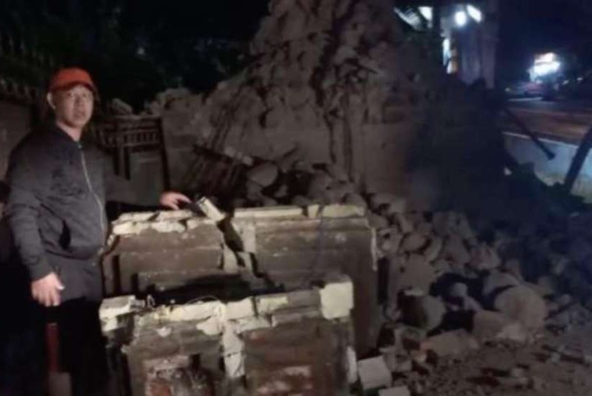 Salah satu bangunan yang roboh akibat gempa yang mengguncang Situbondo, Jawa Timur