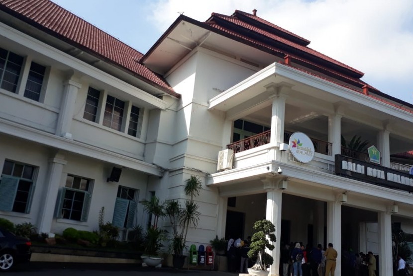Salah satu bangunan yang telah ditetapkan sebagai cagar budaya, Balai Kota Malang. 