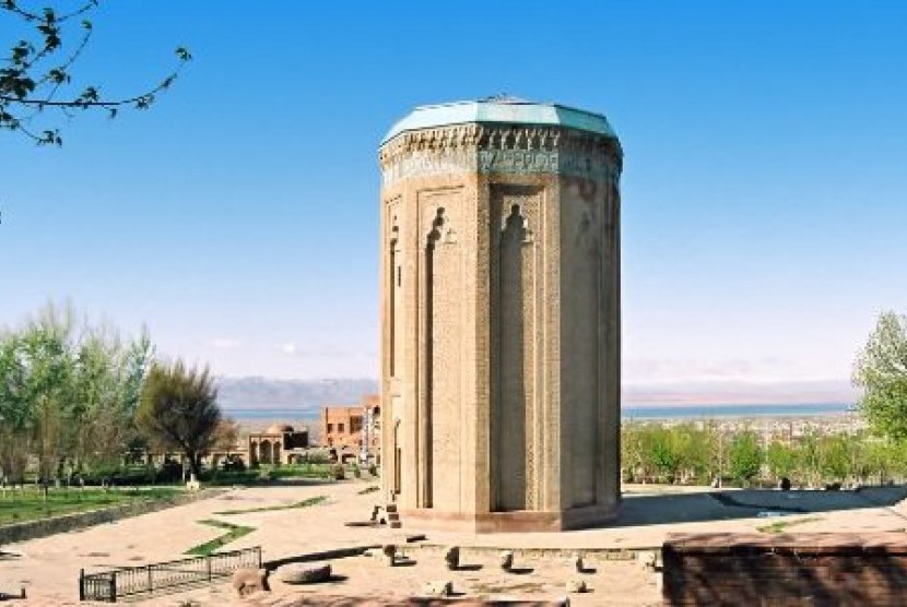   Salah satu bentuk arsitektur Seljuk, Momine Khatun Mausoleum di Nackhvian, Azerbaijan.