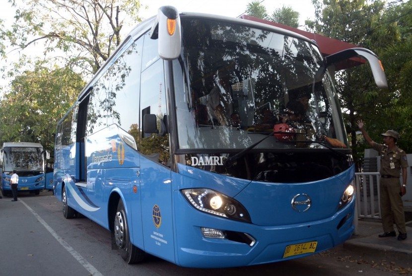 Salah satu Bus Rapid Trans (BRT) saat resmi di operasikan, Makassar, Sulawesi Selatan, Rabu (1/7). 