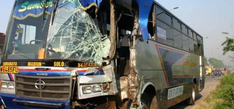 salah satu bus sumber kencono yang hancur karena kecelakaan