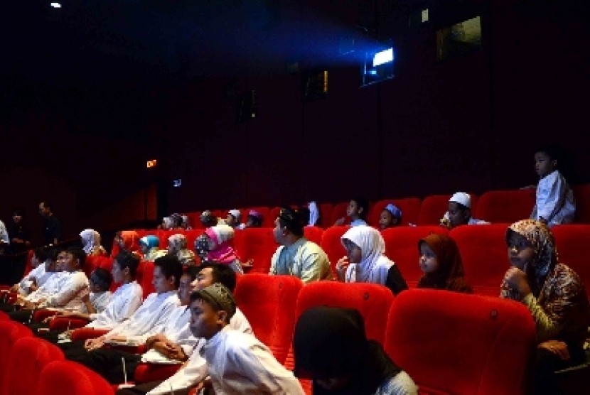 Salah satu cara mengajarkan keterampilan adalah dengan membaea anak ke bioskop dan membiarkannya membeli tiket tanpa bantuan.