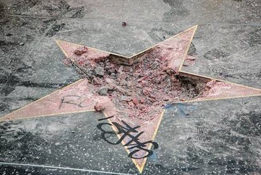Salah satu contoh Walk of Fame yang dirusak