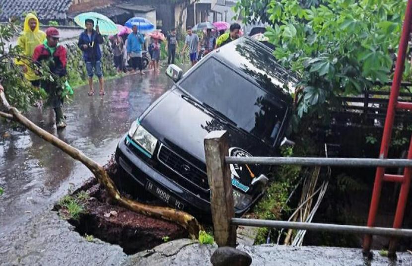 Salah satu dampak musibah tanah longsor yang terjadi di sejumlah titik di wilayah Dusun Wonokasihan, Kecamatan Jambu, Kabupaten Semarang, Jawa Tengah, Yang terjadi Senin (29/3) 