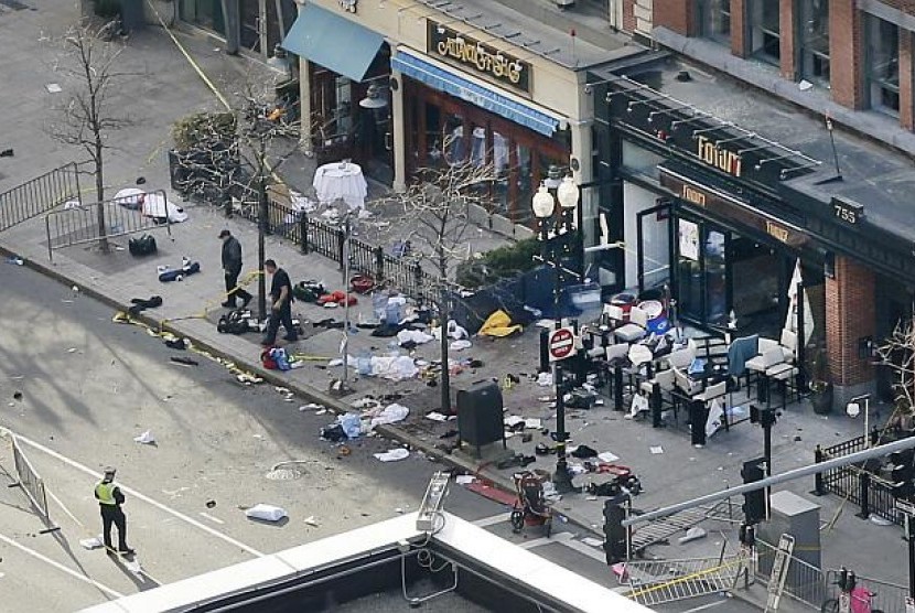 Salah satu dari dua lokasi ledakan di Boylston Street dekat garis finis Maraton Boston 2013 yang digelar Senin (15/4/2013) sedang dinvestigasi dan dijaga oleh polisi.