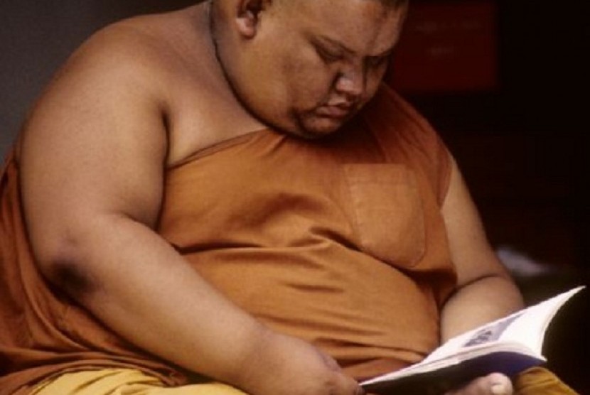 Salah satu dari sekian banyak biksu Buddha di Thailand yang mengalami obesitas.