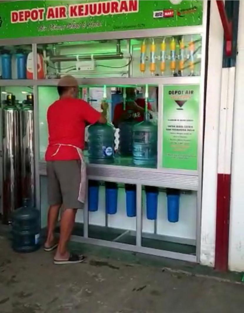 Salah satu fasilitas air minum gratis yang dibangun oleh Masyarakat Tanpa Riba (MTR).