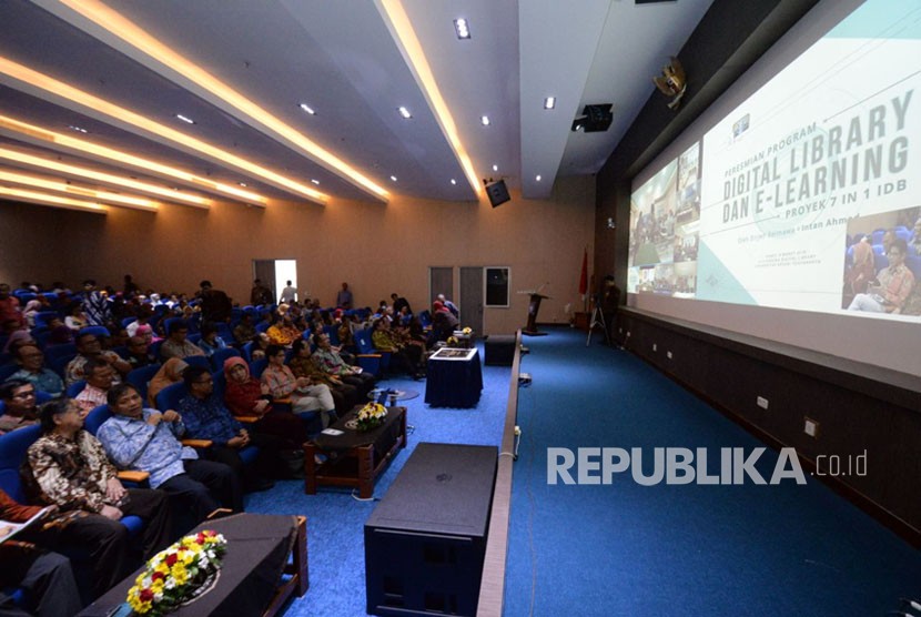 Salah satu fasilitas (ruang seminar) di Perpustakaan Digital Universitas Negeri Yogyakarta (UNY), Kamis (8/3).  Ruang berkapasitas 300 orang itu memiliki fasilitas video conference dengan jaringan ke seluruh dunia. 