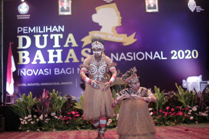 Salah satu finalis Duta Bahasa saat membawakan tarian dalam penilaian Bakat Seni dan Budaya, Duta Bahasa Nasional 2020.