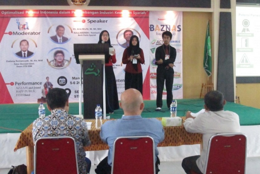 Salah satu finalis lomba essay IED 2016 sedang mempresentasikan karya mereka di hadapan dewan juri di Kampus STEI SEBI Depok, Sabtu (5/3).