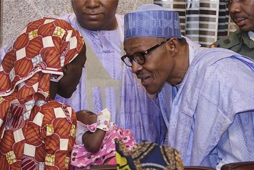 Salah satu gadis Chibok yang diculik Boko Haram, Amina bertemu dengan Presiden Nigeria Muhammadu Buhari.