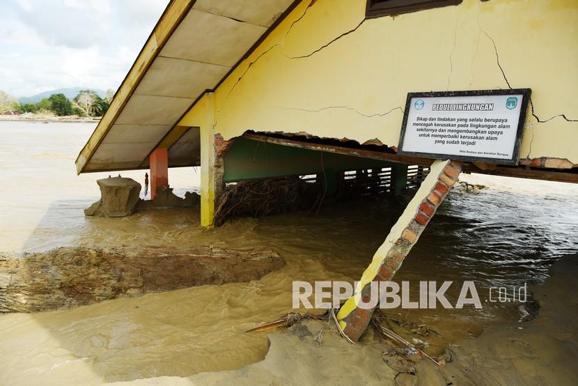 Gedung sekolah terseret banjir bandang (ilustrasi).