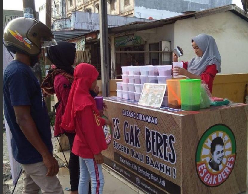 Salah satu gerai Es Gak Beres di Kota Medan yang diminati masyarakat. 