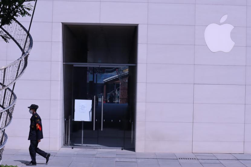 Salah satu gerai terbesar Apple di China yang berlokasi di pusat perbelanjaan internasional kenamaan Sanlitun. iOS 16 bisa menjadi kekuatan pendorong di balik kemungkinan perpindahan massal dari Android. Ilustrasi.