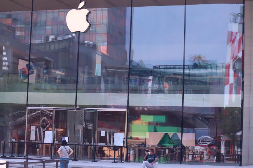 Salah satu gerai terbesar Apple di China yang berlokasi di pusat perbelanjaan internasional kenamaan Sanlitun. China dapat menunda dan menolak pengiriman yang bertuliskan Made in Taiwan. Ilustrasi.