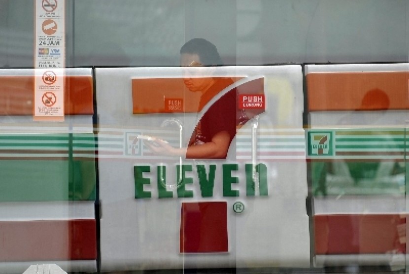 Salah satu gerai waralaba Seven Eleven di Jakarta.