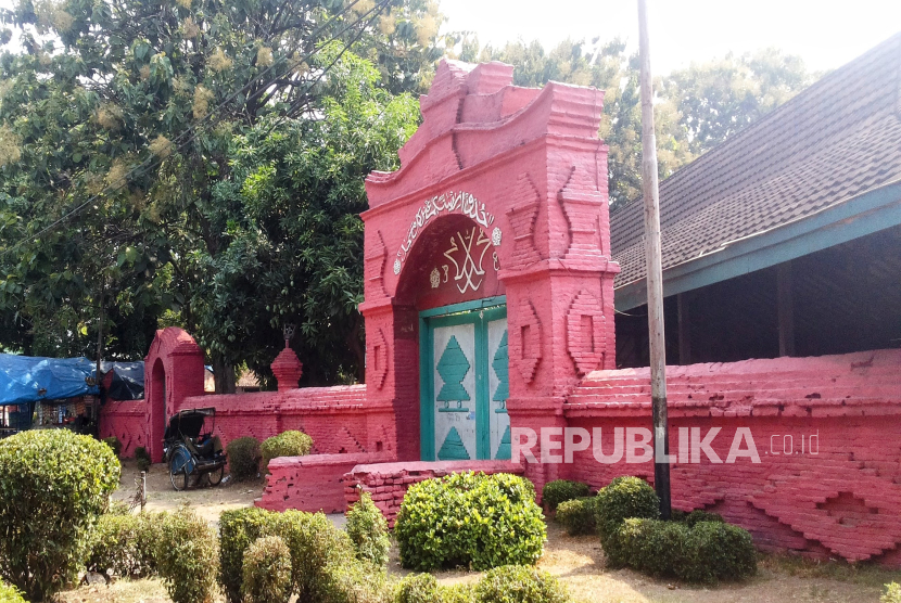 Salah satu gerbang utama di Masjid Agung Sang Cipta Rasa, Cirebon, Jawa Barat. Pintu menuju ruang utama berukuran kecil dan pendek, simbol bahwa jamaah harus merendah diri saat hendak beribadah kepada-Nya.