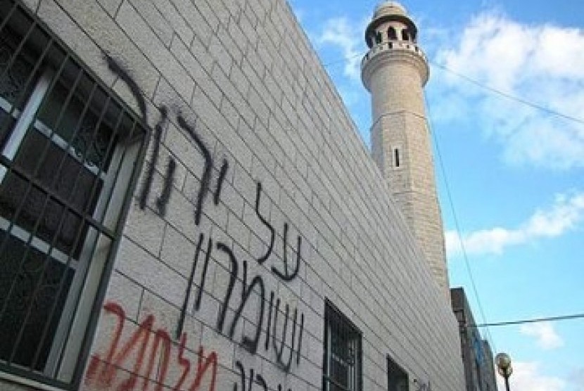  Salah satu grafiti yang ditulis pemukim Yahudi di Masjid Umar bin Al-Khatab, Palestina.
