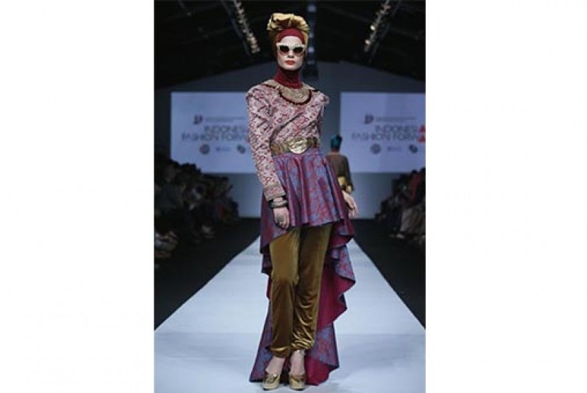 Salah satu hasil karya Dian Pelangi bertajuk 'Palembang in New York', yang ditampilkan di ajang Jakarta Fashion Week 2015