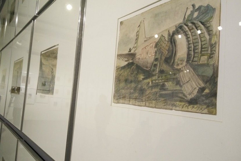 Seorang pengunjung mengamati lukisan Srihadi Soemarsono yang dipamerkan di Galeri Nasional Jakarta