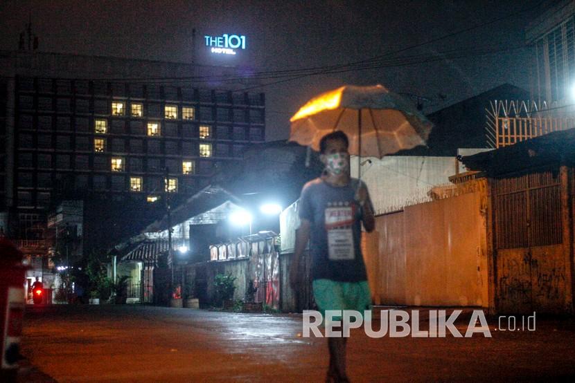 Salah satu hotel menyalakan lampu kamar dan membentuk tanda cinta di Kota Bogor, Jawa Barat, Kamis (9/4/2020). Aksi solidaritas hotel tersebut menjadi simbol empati, semangat kebersamaan dalam menghadapi pandemi COVID-19. 