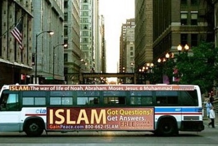 Salah satu iklan tentang Islam di bus di Chicago.