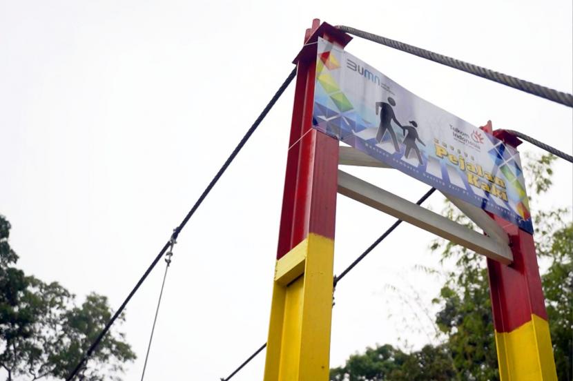 Salah satu implementasi program pembangunan fasilitas umum yang dijalankan oleh Telkom di Sukabumi berupa perbaikan Jembatan Gantung Cimanggu untuk dapat memastikan keamanan masyarakat desa dalam menyebrangi sungai.