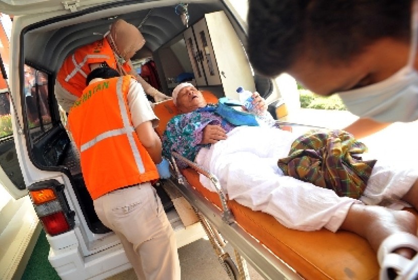  Salah satu jamaah haji lanjut usia yang baru tiba dari tanah suci diangkut dengan ambulans di Asrama haji Palembang