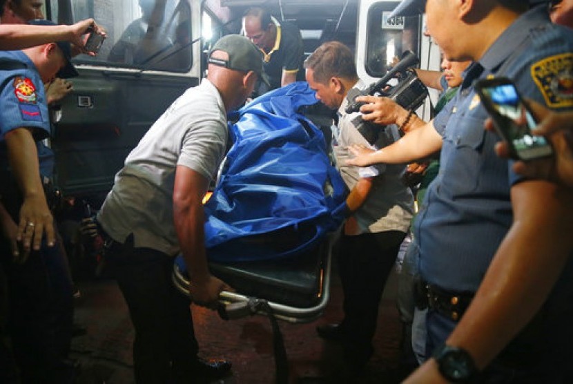 Salah satu jasad korban serangan di kasino Resorts World Manila tiba untuk diautopsi di Pasay, Filipina, Jumat (2/6).