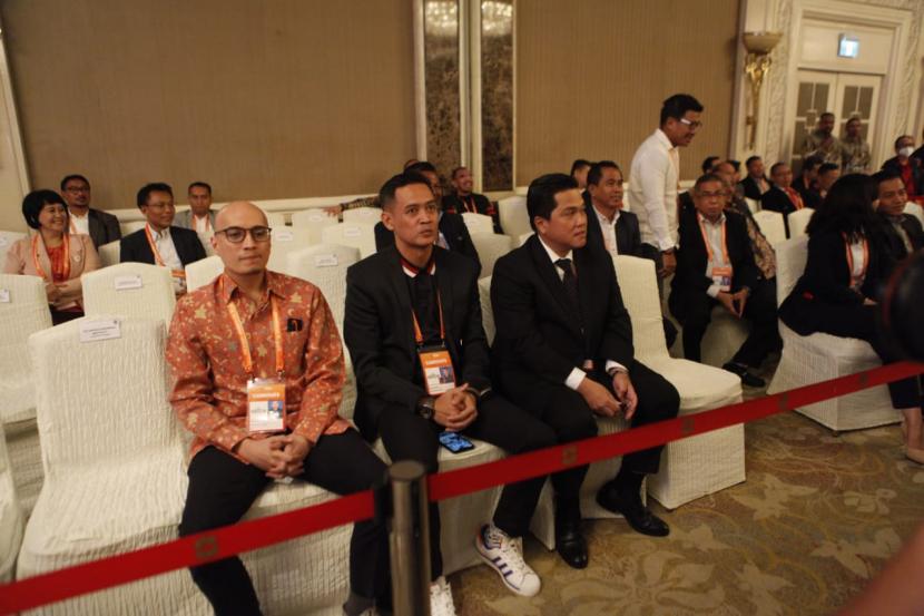 Salah satu kandidat Ketua Umum PSSI 2023-2027, Erick Thohir, memilih menempati deretan kursi untuk para kandidat calon eksekutif (exco) lainnya di Kongres Luar Biasa (KLB) PSSI di Hotel Shangri La, Jakarta, pada Kamis (16/2/2023).