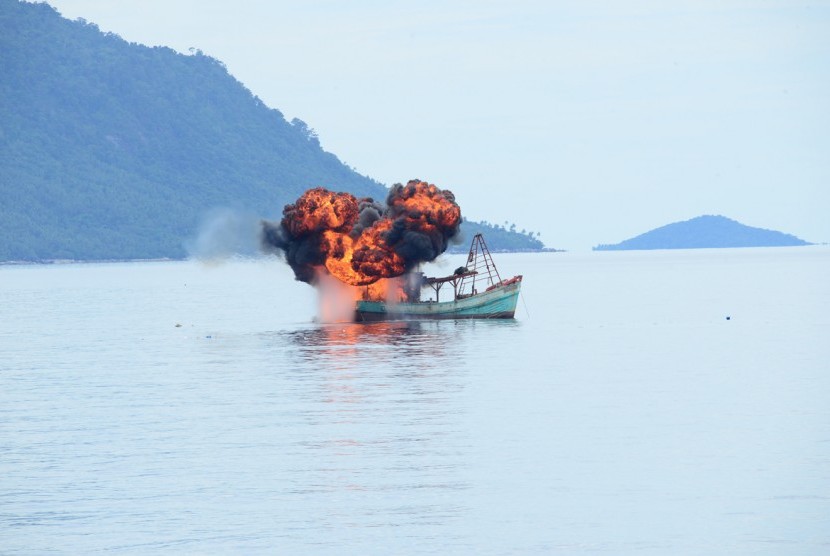 Salah satu kapal asing yang ditenggelamkan TNI AL.
