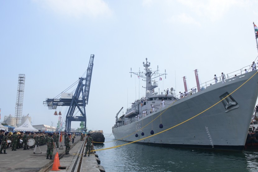 Salah satu kapal perang India yang bersandar di Pelabuhan Tanjung Priok.