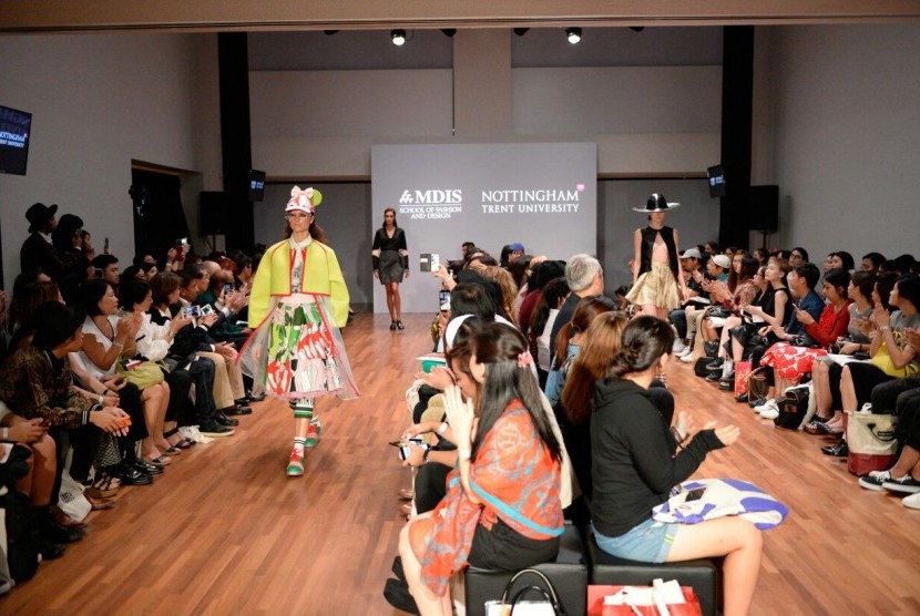 Karya siswa MDIS School of Fashion and Design, yang dipamerkan dalam runway pagelaran fashion bergengsi di Singapura, Singapore Fashion Week 2016. 