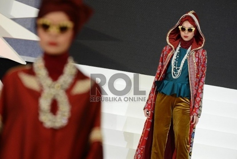 Salah satu karya Dian Pelangi sedang ditampilkan di Fashion Nation 2015