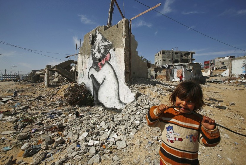 Salah satu karya seniman Gaza di tengah puing bangunan