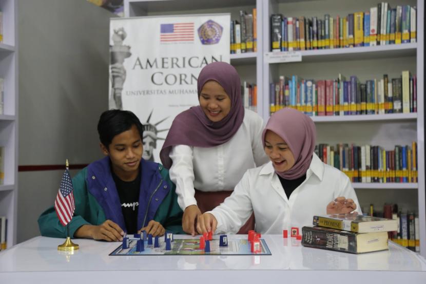 Salah satu kegiatan di American Corner (Amcor) Universitas Muhammadiyah Malang (UMM).