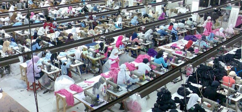 Salah satu kegiatan di sebuah pabrik tekstil di Indonesia.